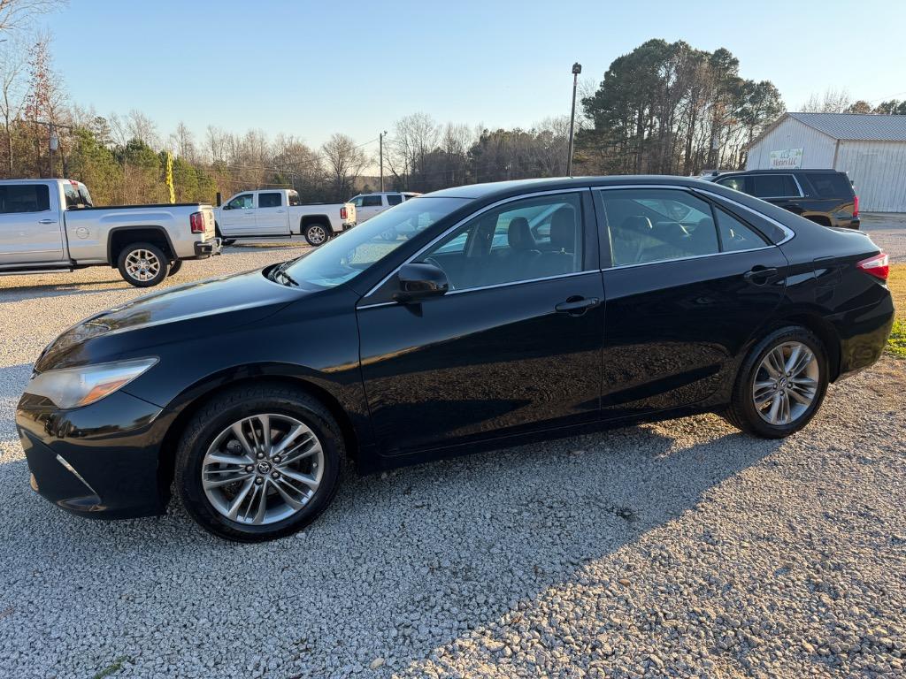 2017 Toyota Camry SE's photo